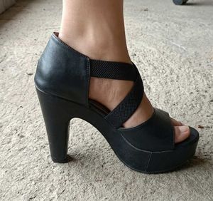 AJIO's Black leather heels (with freegift🎁🎁)