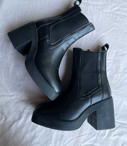 Block heel Chelsea boots