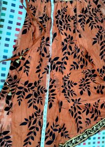 lehenga choli m embroidery work hai aur velvet ka