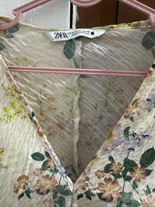 Chic Floral Print Blouse 💛