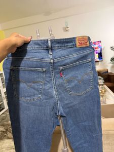 Levi’s blue Ripped Jeans👖