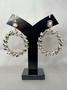 Stylish coriyen earrings. white with golden toch