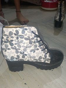 Stylish Women's Lace-Up Boots