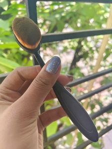 FULL COVERAGE FOUNDATION WITH BRUSH