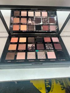 Huda Beauty Eyeshadow Palette