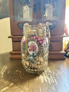 Mystery jwellery jar/container