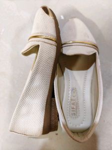 Elegant Cream Flat Shoes