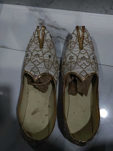 Embroidered Ethnic Mojaris Men