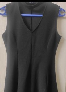 Chic Black Sleeveless V-Neck Dress