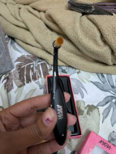 NYKAA Eye shadow Oval brush