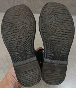 Comfortable Black Strap Sandals