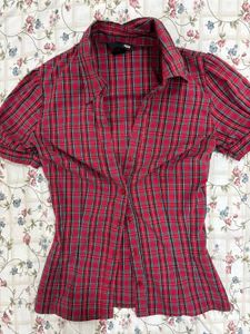 H&M Red Plaid Button-Up snatched Shirt
