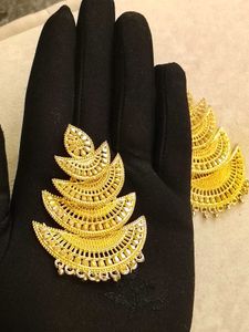 2PAIR GOLDEN AND MAROON WHITE STONE ESR STUDS
