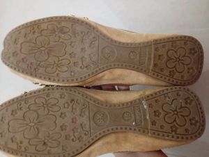 UNUSED Elegant Embellished Juttis