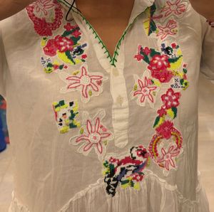 Embroidered Flowly top🌸🌼🪻