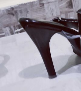 Kiravi Black Golden Heels 👠