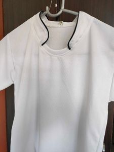 White casual tshirt