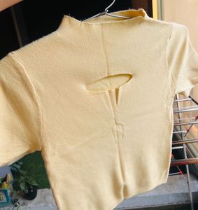 🌼🌼 Cut-Out mock Neck Crop Top🌼🌼
