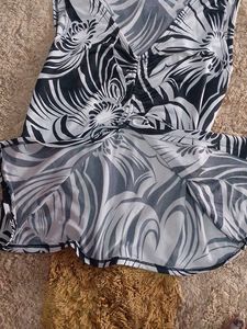 Chic Black &amp; White Leaf Print Top