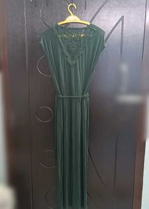 Elegant Green Maxi Dress with Lace Detail