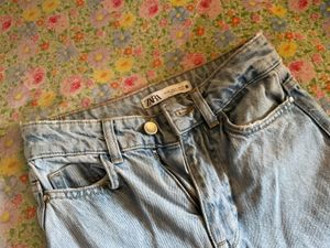 Article-1 Zara Light Wash Denim Jeans.