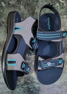 New Men sandal in size 5