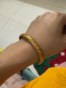 Elegant Textured Golden Bangle