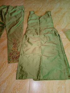 Elegant Green Kurta Set with Intricate Embellishme