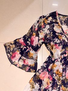 🧚whimsical Floral Print VNeck Top with Bell Sleev