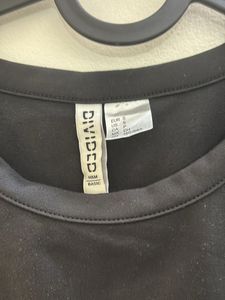 H&amp;M Black Cropped T-Shirt