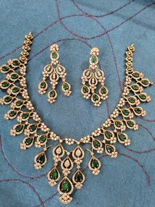 Exquisite Emerald & Diamond Necklace Set