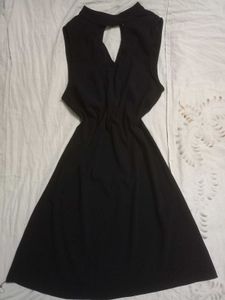 Chic Black Sleeveless Keyhole Dress