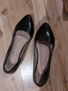 Shiny Black Pointed Toe Heels