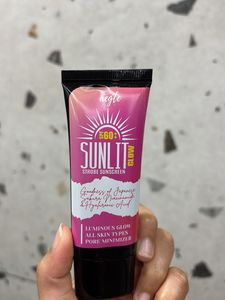 Aegte Sunlit Glow Strobe Sunscreen SPF 60