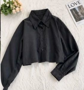 Chic Black Cropped Shirt