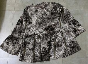 🩶M size Stylish Snake Print Peplum Top🩶