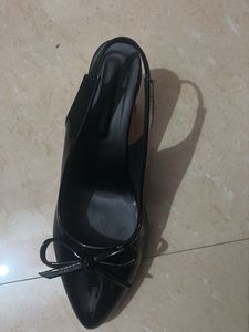 Chic Black Patent Bow Heels