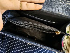 Chic Navy Croc-Embossed Handbag