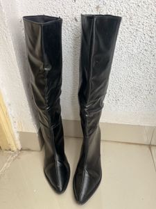 Chic Black Knee-High Boots