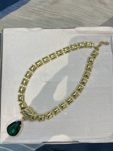 Exquisite Gold Necklace with Emerald Pendant