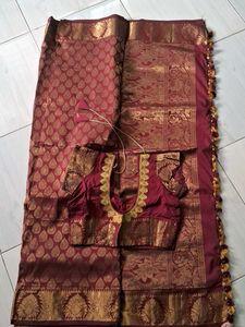Elegant Maroon &amp; Gold kanchipuram Saree &amp; blouse