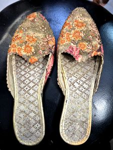 Floral Embellished Juttis