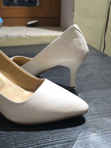 Chic White Pointed Toe Heels