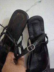 Black "V for Valentino" kitten Heels 👠🖤