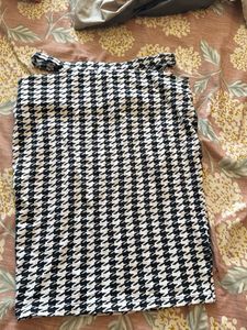 Houndstooth Print Skirt