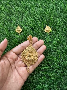 Exquisite Gold Toned Pendant with Earrings