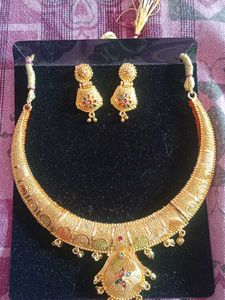 Elegant Gold Necklace and Earrings Set