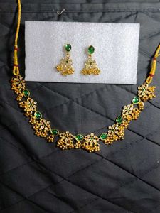 Elegant Gold Necklace and Earrings Set