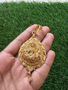 Exquisite Gold Toned Pendant with Earrings