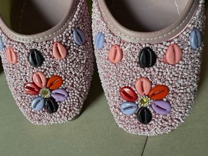 Women Embroidered Pink Juttis
